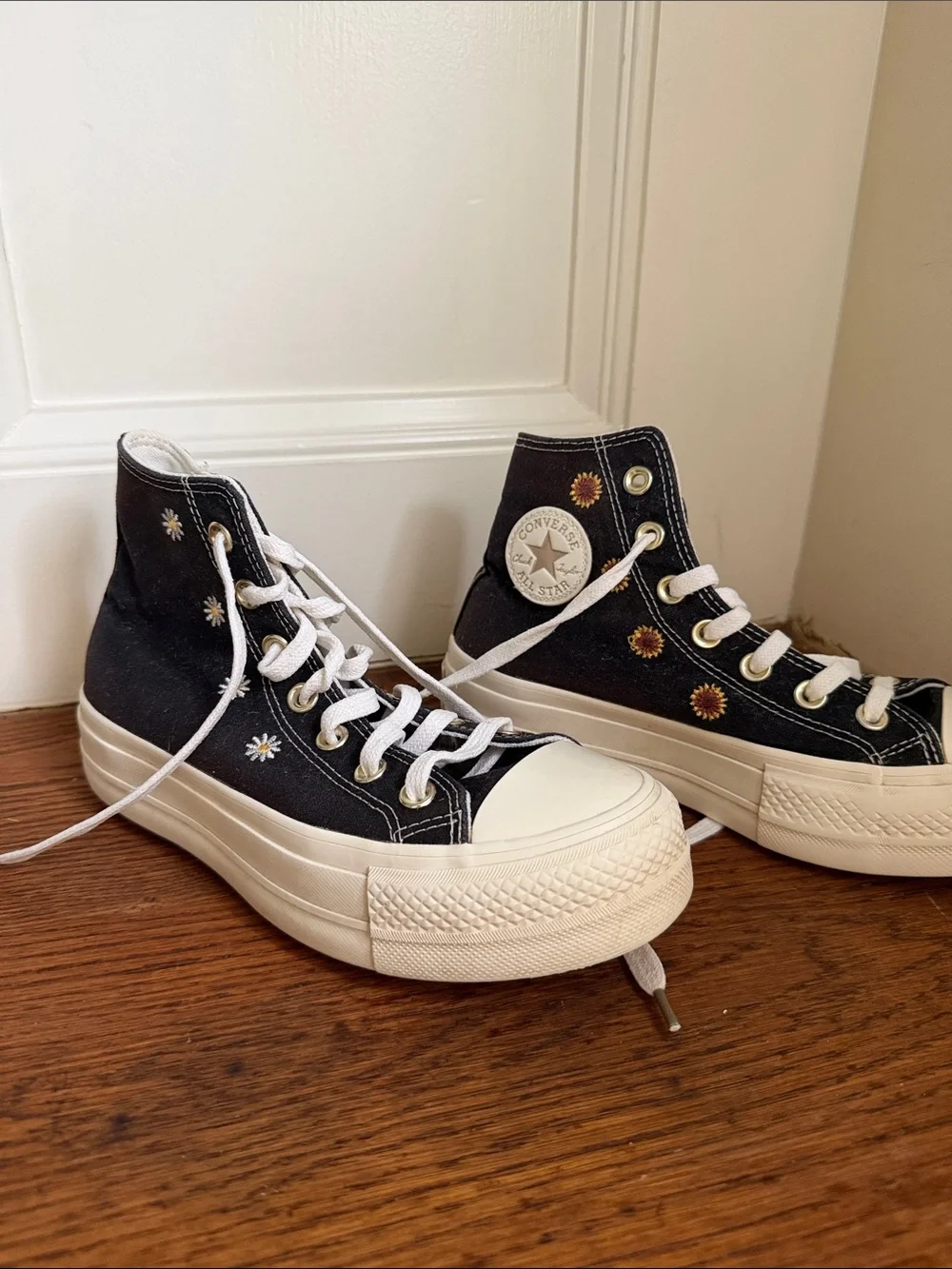 Converse Navy High-Top Kids Sneakers with White Soles and Daisy Details